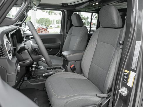 Used 2025 Jeep Wrangler Unlimited Sahara AWD/4WD image 7