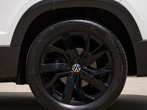 Used 2023 Volkswagen Taos SE w/ Panoramic Sunroof Package AWD/4WD image 6