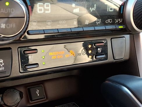 Used 2020 Toyota RAV4 Limited image 25