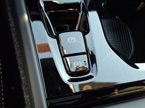 Certified 2025 Volvo XC40 B5 Plus image 26