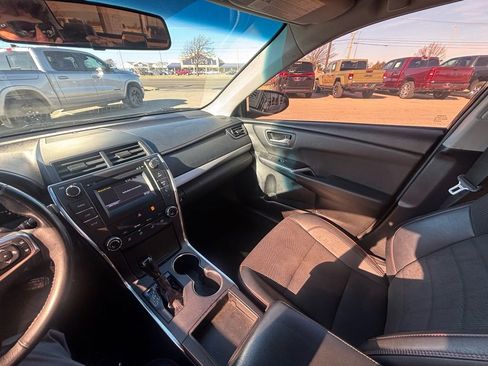 Used 2017 Toyota Camry SE w/ Moonroof Package image 12
