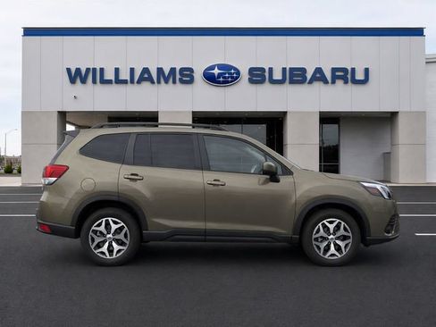 Used 2024 Subaru Forester Premium AWD/4WD image 9