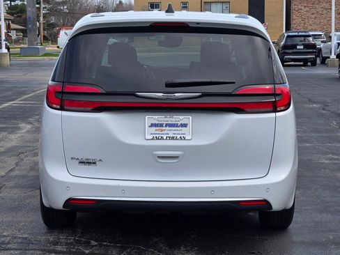 Used 2024 Chrysler Pacifica Touring-L FWD image 12