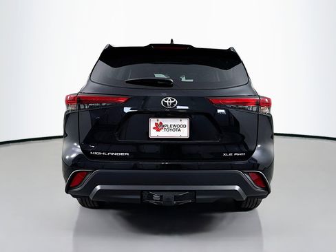 Used 2022 Toyota Highlander XLE AWD/4WD image 6