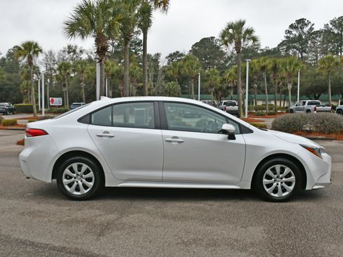 Used 2023 Toyota Corolla LE image 2