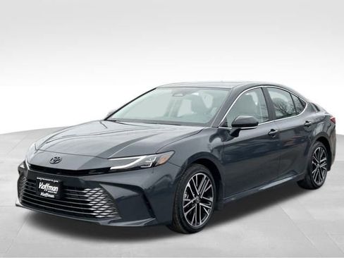 Used 2025 Toyota Camry XLE image 3