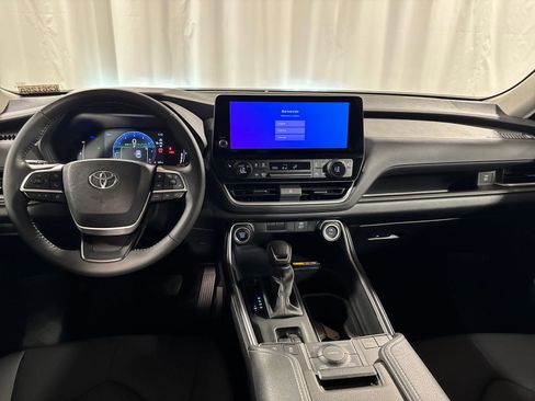 Used 2024 Toyota Grand Highlander XLE AWD/4WD image 4