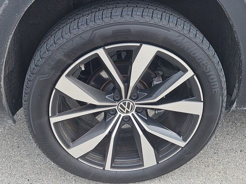Certified 2025 Volkswagen Atlas SEL Premium R-Line image 34