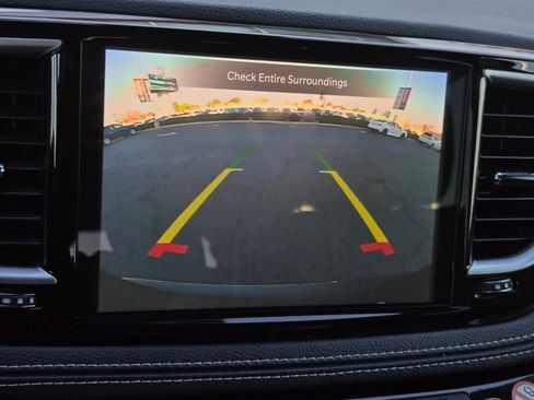 Used 2023 Chrysler Pacifica Limited FWD image 16