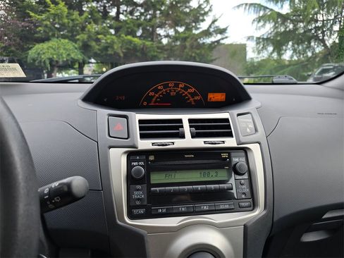 Used 2011 Toyota Yaris Base image 16