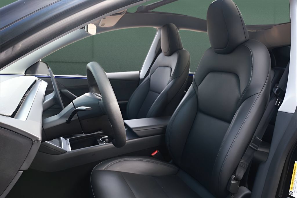 Used 2026 Tesla Model Y Long Range RWD image 2