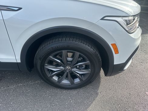 Used 2023 Volkswagen Tiguan SE w/ Panoramic Sunroof Package image 8