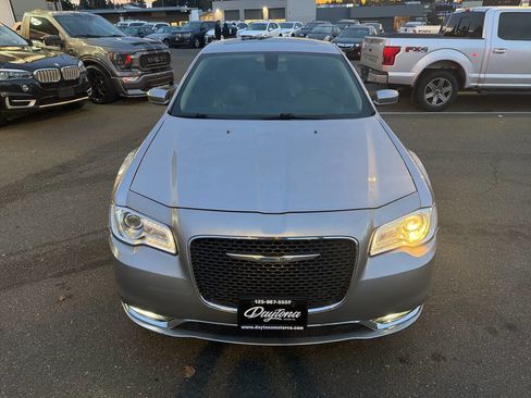 Used 2018 Chrysler 300 Touring L image 14