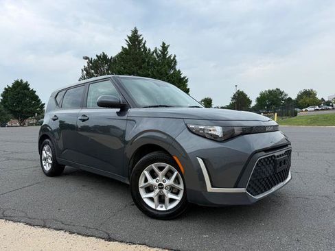 Used 2023 Kia Soul LX w/ Option Group 015 FWD image 2