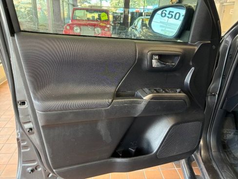 Used 2020 Toyota Tacoma TRD Sport  Medium Bed image 10