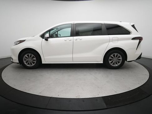 Used 2023 Toyota Sienna LE FWD image 24