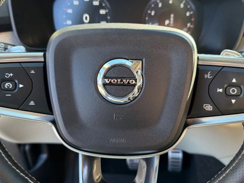 Used 2019 Volvo XC40 T5 Momentum image 16