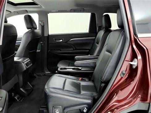 Used 2019 Toyota Highlander Limited w/ Carpet Mat Package (TMS) image 21