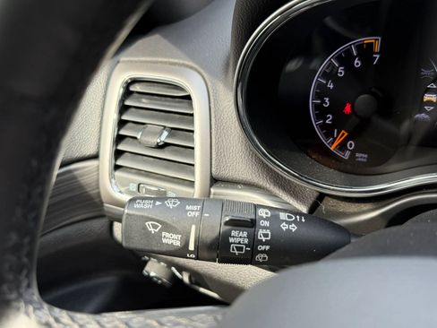 Used 2019 Jeep Grand Cherokee Laredo image 36