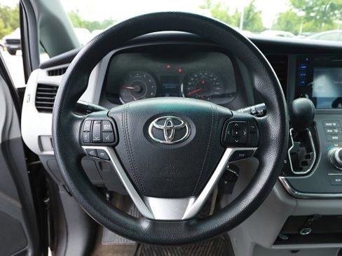 Used 2015 Toyota Sienna L FWD image 6