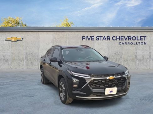Used 2024 Chevrolet Trax LT image 2