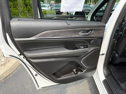 Used 2024 Jeep Grand Cherokee L Overland w/ Advanced Protech Group III AWD/4WD image 18