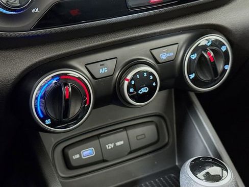 Certified 2022 Hyundai Venue SE image 17