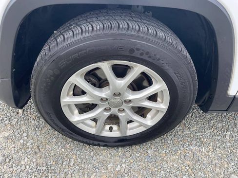 Used 2015 Jeep Cherokee Latitude AWD/4WD image 28