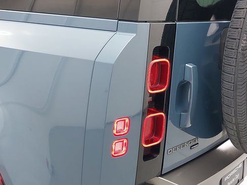 Used 2021 Land Rover Defender 110 X-Dynamic HSE image 35