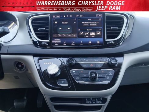 Used 2023 Chrysler Pacifica Touring-L FWD image 21