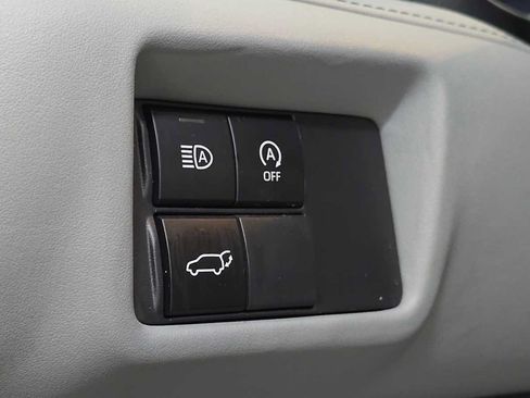 Used 2023 Toyota Highlander XLE AWD/4WD image 25