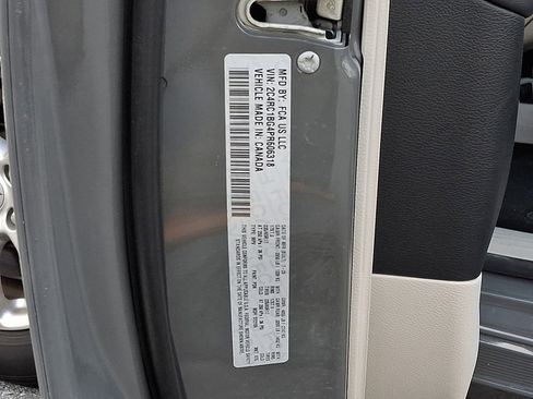 Used 2023 Chrysler Pacifica Touring-L image 19