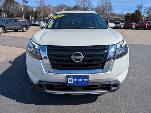 Used 2023 Nissan Pathfinder Platinum image 9