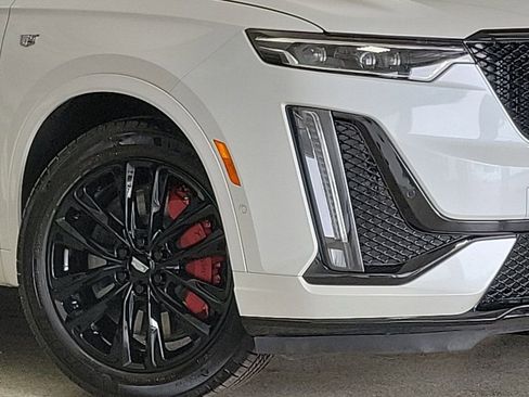 Certified 2024 Cadillac XT6 Sport w/ LPO, Onyx Lite Package AWD/4WD image 3