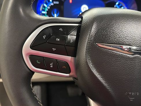Used 2023 Chrysler Pacifica Touring-L FWD image 19