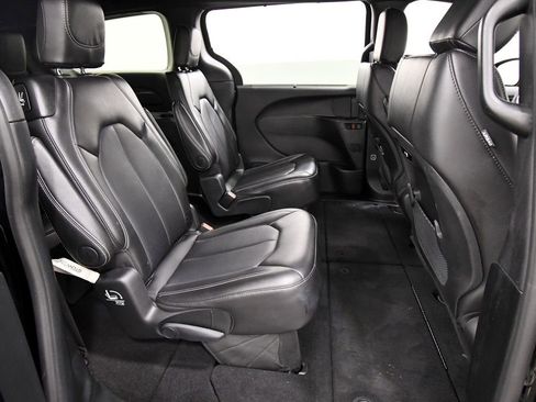 Used 2025 Chrysler Pacifica Select FWD image 19