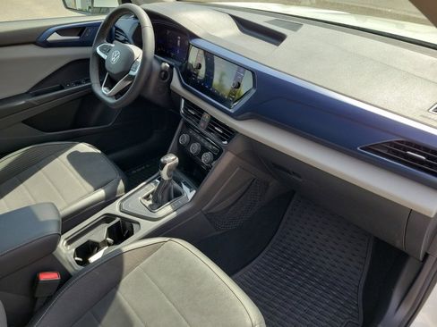 Certified 2023 Volkswagen Taos SE w/ Panoramic Sunroof Package FWD image 32