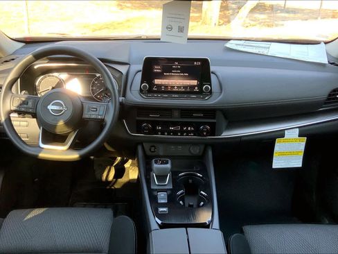 Used 2024 Nissan Rogue SV image 5