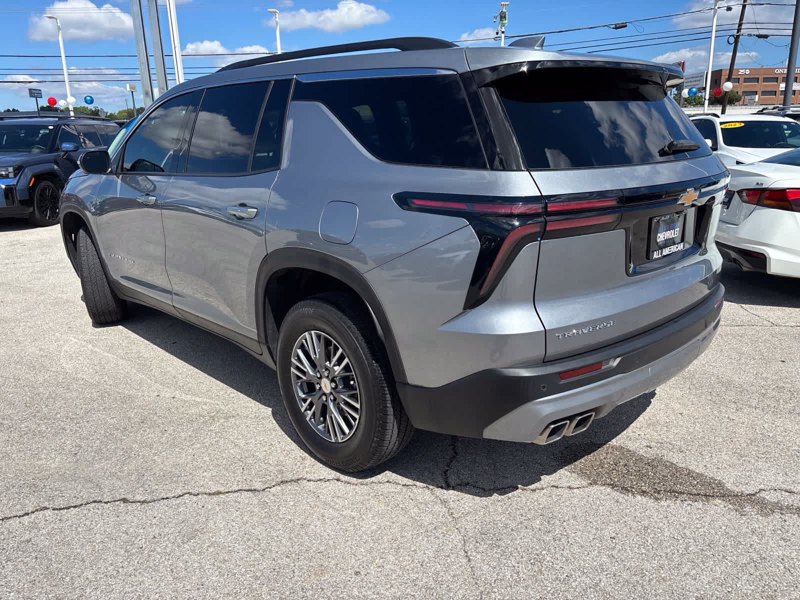 Used 2025 Chevrolet Traverse LT w/ Driver Confidence Package FWD image 8