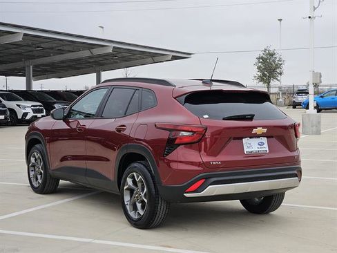 Used 2025 Chevrolet Trax LT w/ LT Convenience Package image 3