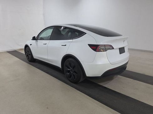 Used 2024 Tesla Model Y Long Range AWD/4WD image 3