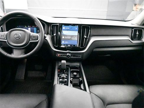 Used 2024 Volvo XC60 B5 Core image 9