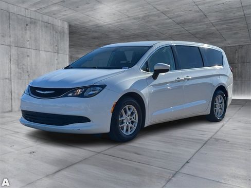 Used 2019 Chrysler Pacifica LX image 2