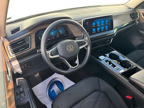 Used 2025 Volkswagen Atlas SE FWD image 3