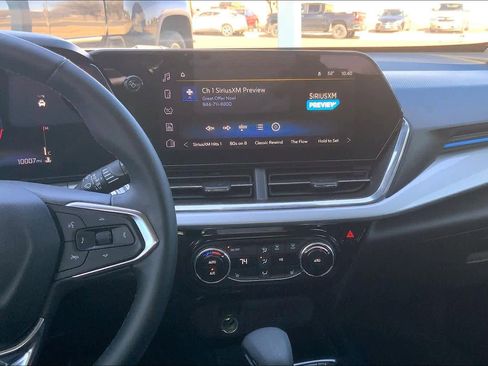 Certified 2025 Chevrolet Trax LT w/ Driver Confidence Package image 6