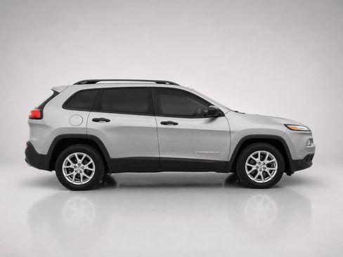 Used 2016 Jeep Cherokee Sport FWD image 6