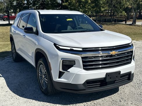 Used 2025 Chevrolet Traverse LT image 3