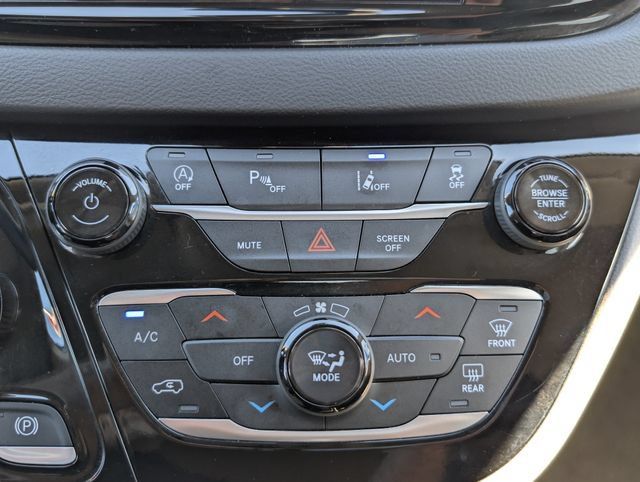Used 2024 Chrysler Pacifica Touring-L FWD image 28