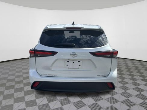 Used 2024 Toyota Highlander LE AWD/4WD image 6