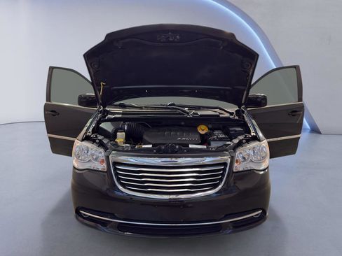 Used 2016 Chrysler Town & Country Touring image 8